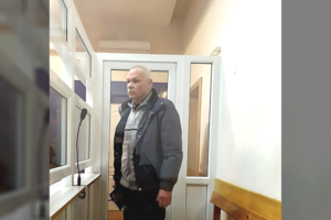 Po kaltinimų itin žiauriu bejėgiškos būklės brolio nužudymu – viena už kitą keistesnės versijos ir painiava