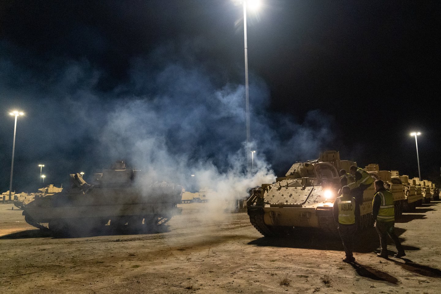 Karas Ukrainoje. Kovos mašinų „Bradley“ partija jau pakeliui į Ukrainą.<br> Reuters/Scanpix nuotr.