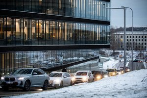 Eismo sąlygas šalyje sunkina visa puokštė reiškinių: krinta šlapdriba bei lijundra, daug kur – plikledis