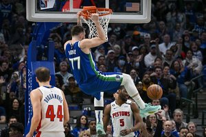 Luka Dončičius po traumos grįžo su trenksmu: „Pistons“ komandai atseikėjo 53 taškus