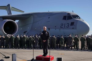 NATO vadovas tikisi tvirtesnių ryšių su Japonija