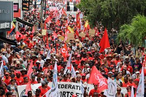 Prancūziją paralyžiuoja protestai dėl pensijų reformos