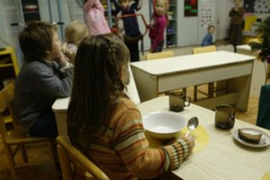 Po teismo sprendimo Kauno savivaldybė siūlo mažesnį mokestį visų vaikų tėvams