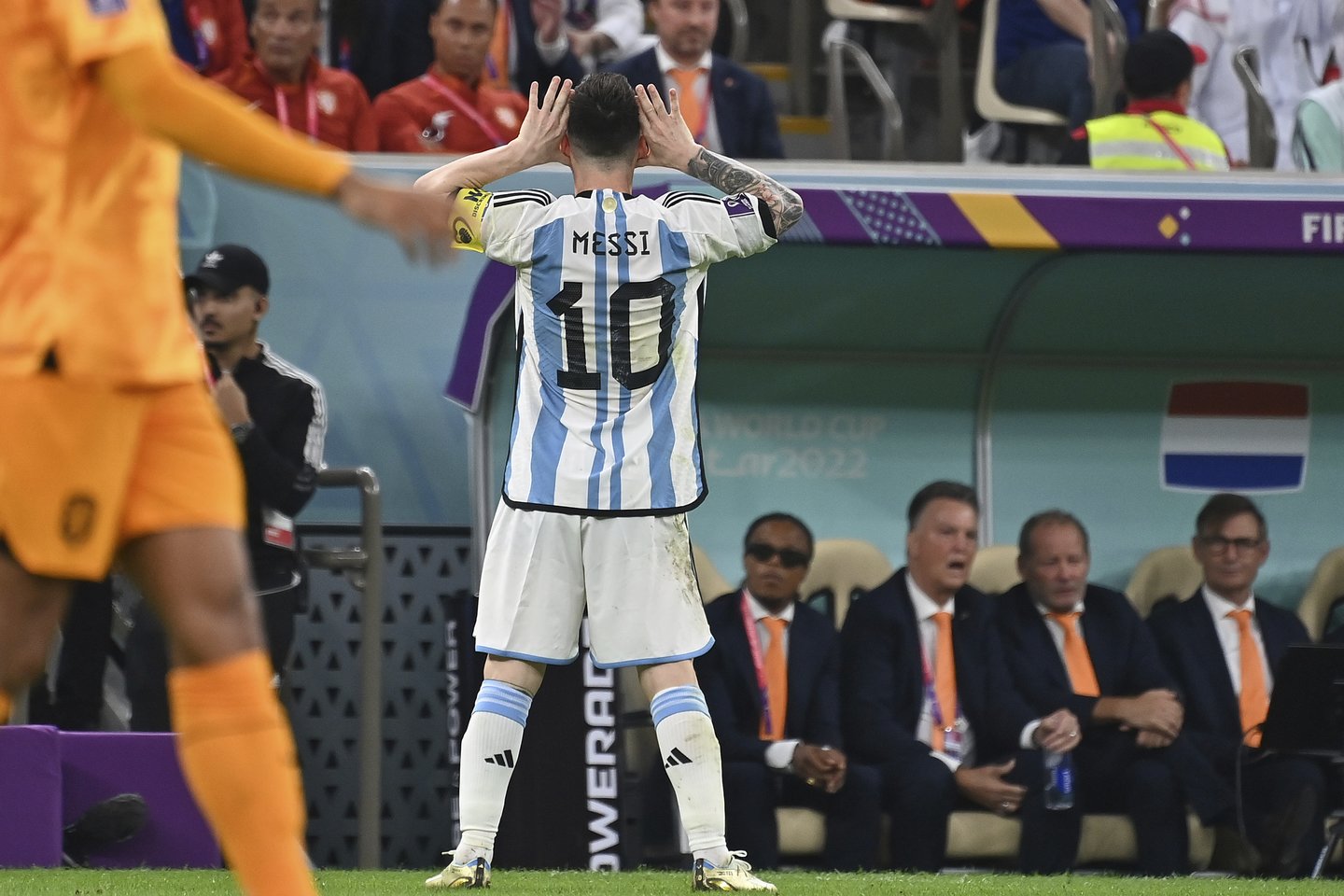  Lionelis Messi konfliktavo su olandų treneriu.<br> dpa/Scanpix nuotr.