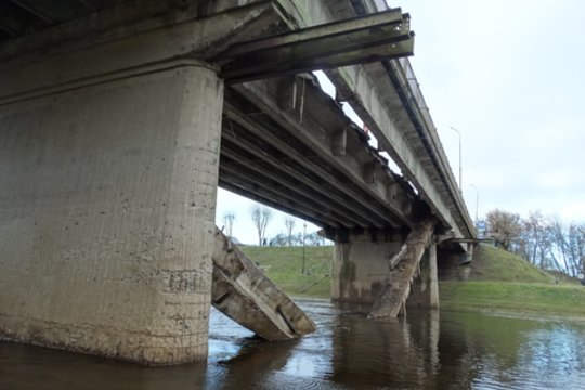 Kėdainiuose antradienį įgriuvo tiltas.<br> A.Karaliūno nuotr.