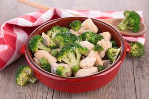 Lengvai vakarienei – vištienos ir brokolių salotos: greita, paprasta, gardu ir nebrangu