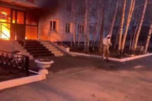 Karinį komisariatą padegusiam vyrui Rusijoje dėl „terorizmo“ skirta ilga kalėjimo bausmė