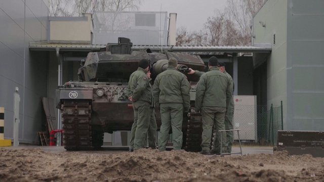 Lenkija užsibrėžė tikslą – bandys greičiau apmokyti Ukrainos karius naudotis „Leopard 2“ tankais