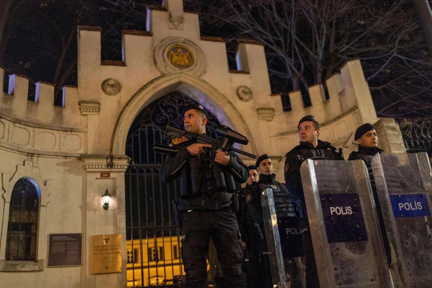 Riaušių policijos pareigūnai saugo Švedijos generalinio konsulato įėjimą per demonstraciją.<br>Reuters/Scanpix asociatyvi nuotr.