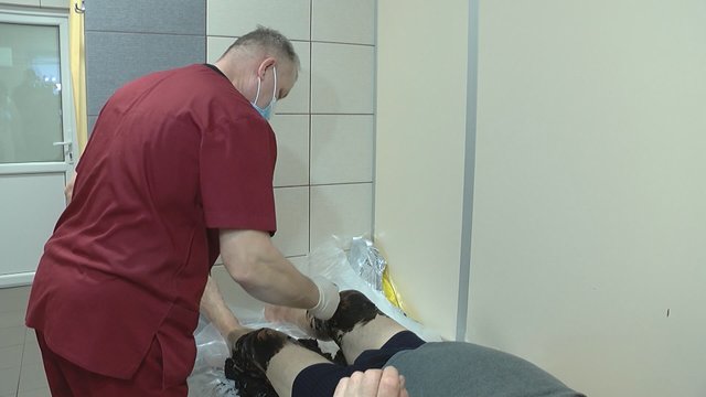 Į Likėnų reabilitacijos ligoninę grįžo unikalios gydomojo purvo procedūros: įvardijo, kam ypač naudinga