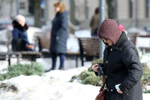 Senjorai dėl padidėjusių pensijų visai nesidžiaugia: kad ant stalo būtų maisto – eina uždarbiauti papildomai