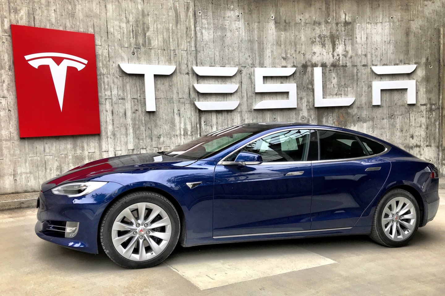 Pokalbio su investuotojais metu E.Muskas buvo paklaustas, ar jo „politinė įtaka“ „Twitter“ kenkia „Tesla“ prekės ženklui.<br>Unsplash.com nuotr.