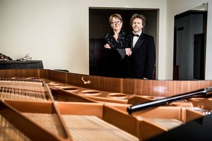 Sonata ir Rokas Zubovai dueto 25-metį švenčia koncertu „Baltais ir juodais“