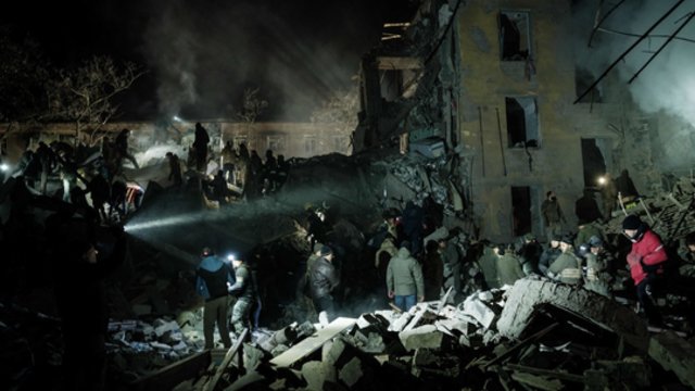 Rusai Kramatorske apšaudė mažiausiai 8 gyvenamuosius pastatus: pranešama apie pagalbos šauksmą iš griuvėsių