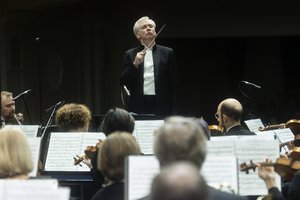 Ištikimi LVSO gerbėjai gimtadienio koncerte pelnytai negailėjo aplodismentų