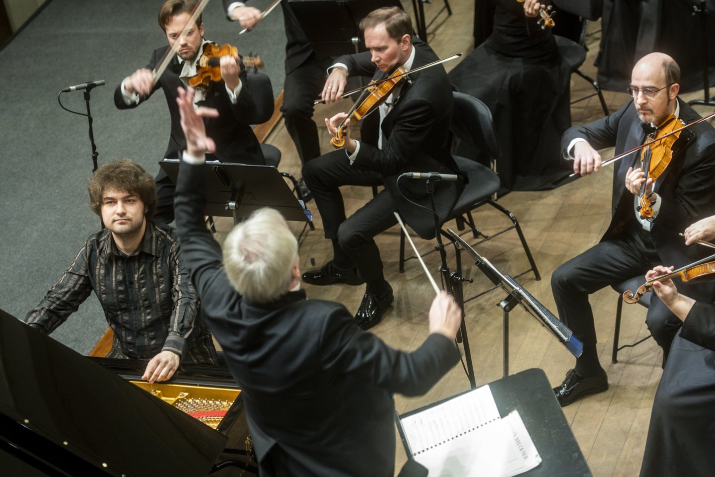 34-ojo gimtadienio šventę kartu su ilgamečiais ir vis gausėjančiais  gerbėjais surengė Gintaro Rinkevičiaus įkurtas ir iki šiol vadovaujamas  Lietuvos valstybinis simfoninis orkestras.<br>D.Matvejevo nuotr.