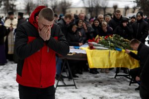 IOC svarstant grąžinti rusus į olimpines žaidynes, Ukraina laidoja kare žuvusį sportininką