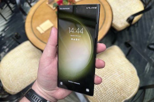 Pristatyti naujos kartos flagmanai „Samsung Galaxy S23“: kokios staigmenos laukia gerbėjų?