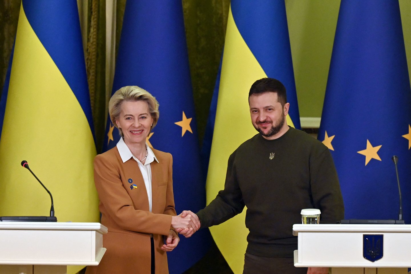 U. von der Leyen ir V. Zelenskis konferencijos Kijeve metu.<br>AFP/Scanpix nuotr.