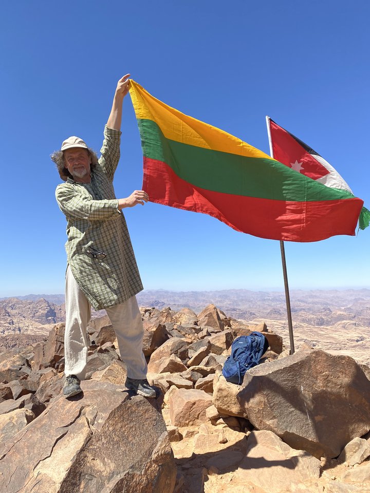 60-tą kartą valstybės aukščiausioje viršukalnėje išskleista Lietuvos vėliava.<br>Nuotr. iš asmeninio albumo