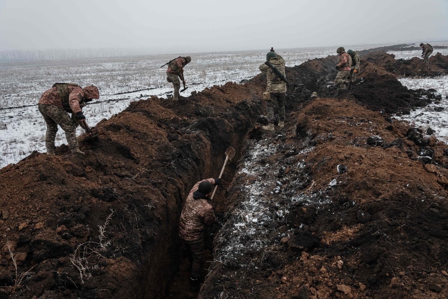 Karas Ukrainoje. Ukrainos kariai kasa tran<br>AFP/Scanpix nuotr.