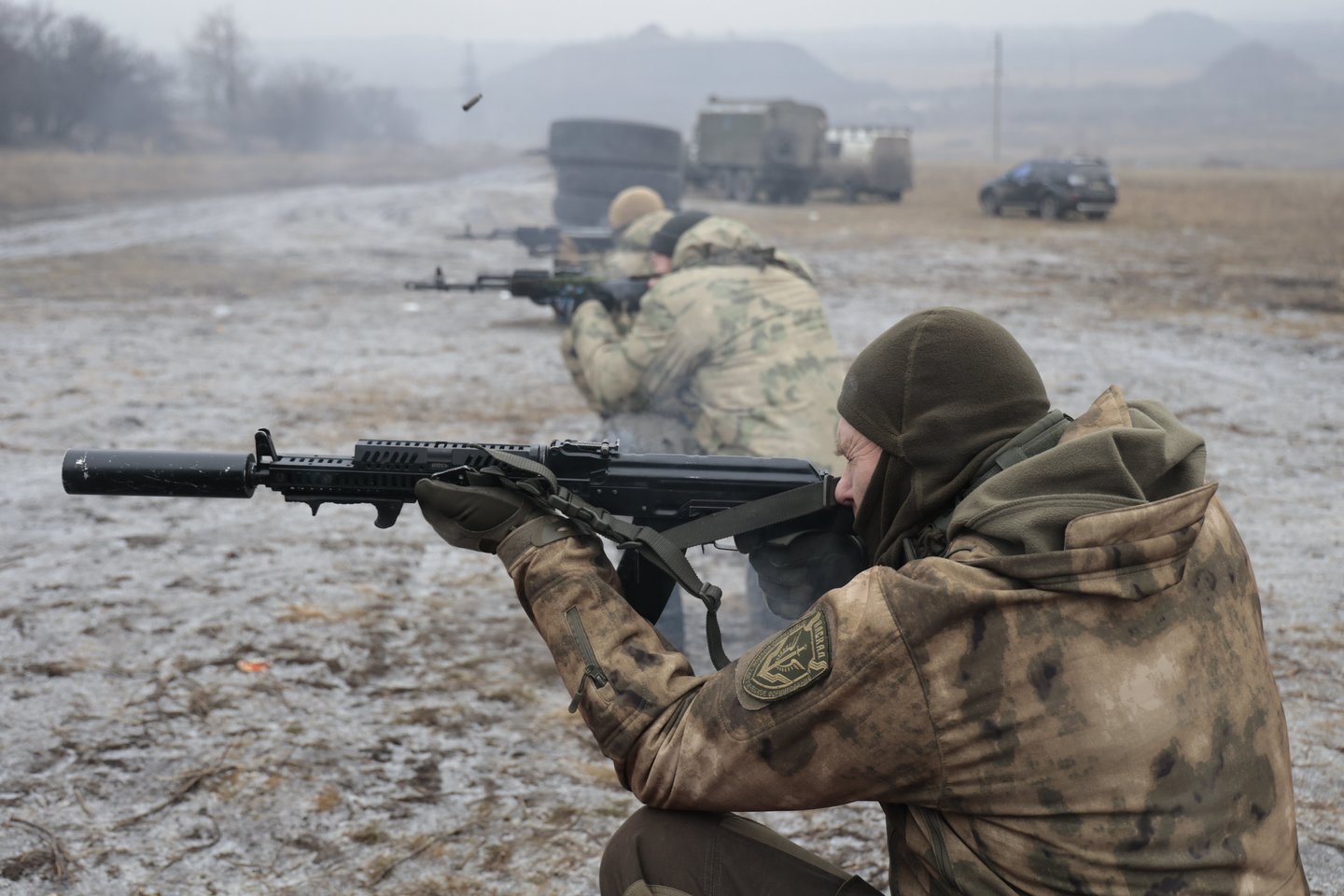 Karas Ukrainoje. Rusijos kareiviai treniruojasi laikinai okupuotose Donecko teritorijose.<br>AP/Scanpix nuotr.