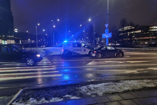 Vilniuje „Volkswagen“ partrenkė pėsčiąjį – medikų prireikė ir automobilio vairuotojui