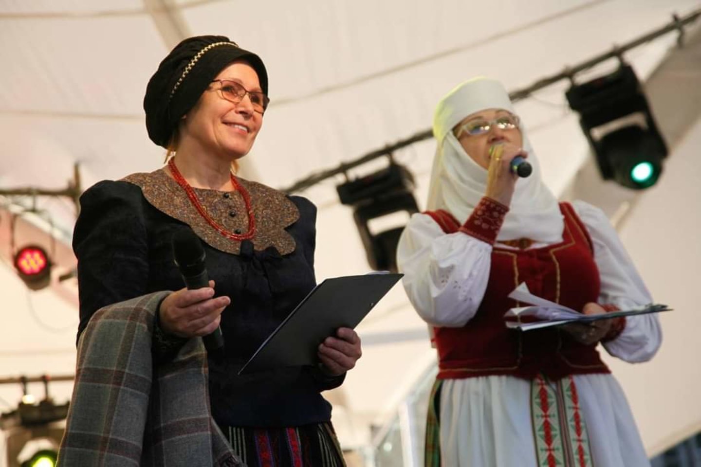 V.Asnauskienė dainuoja dviejuose folkloro ansambliuose.