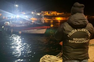 Maltos vandenyse Italijos pakrančių apsaugos pareigūnai ištraukė aštuonių paskendusių migrantų kūnus