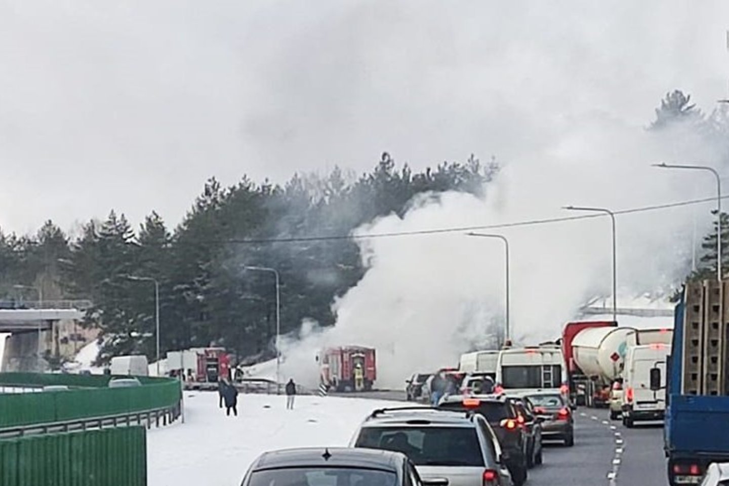  Vilniuje degė automobilis.<br> Įvykio liudininko nuotr.