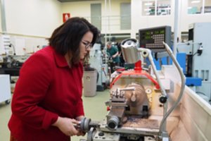 Ilgas kelias nuo manikiūrininkės profesijos iki metalo apdirbimo staklių valdymo