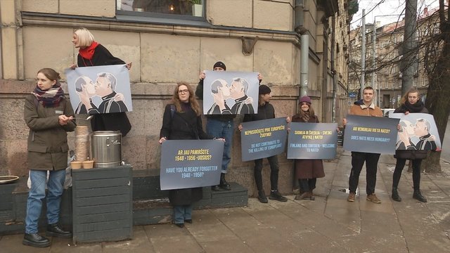 Prie Vengrijos ambasados – pilietinė akcija: dalyviai smerkia šalies poziciją dėl Rusijos