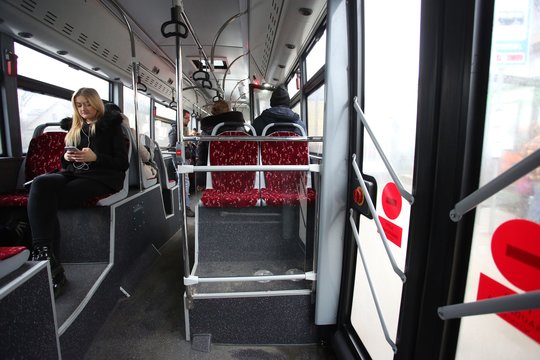 „STOP“ mygtukai viešajame transporte Vilniuje – tik dėl vaizdo? Europoje ši praktika kitokia