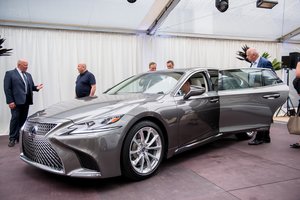 Nenusprendžiate pirkti naują automobilį dabar ar palaukti? Atskleidė, kokie patarimai pagelbės