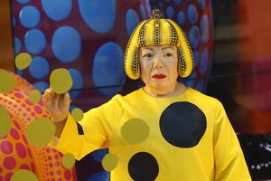 „Louis Vuitton“ gaminius vėl papuošė garsiosios japonų menininkės taškeliai