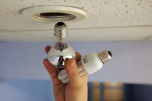 Elektros kainos gyventojams ir toliau mažėja: vienas tiekėjas pasiūlė seniai matytas kainas