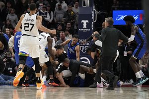 Muštynės NBA: „Timberwolves“ ir „Magic“ krepšininkai pliekėsi tarsi bušido kovotojai