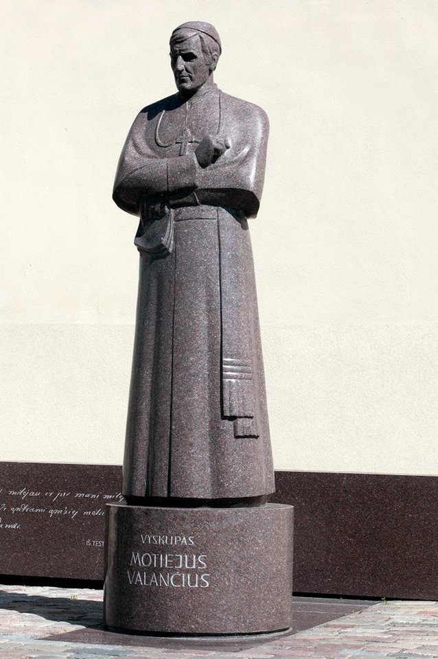 L.Žuklys. M.Valančiaus paminklas Kaune (su architektais L.Vaičiu, 2020 m., A.Sprindžiu, granitas, 2005 m.).<br>V.Balkūno nuotr.