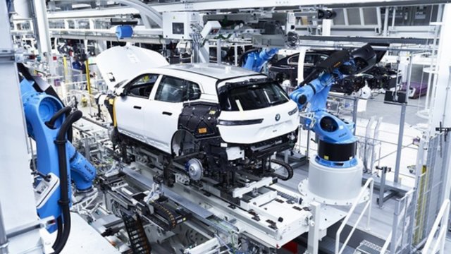 Automobilių gamintoja „BMW“ plečiasi: investuoja milžinišką sumą į elektromobilių ir baterijų gamyklą
