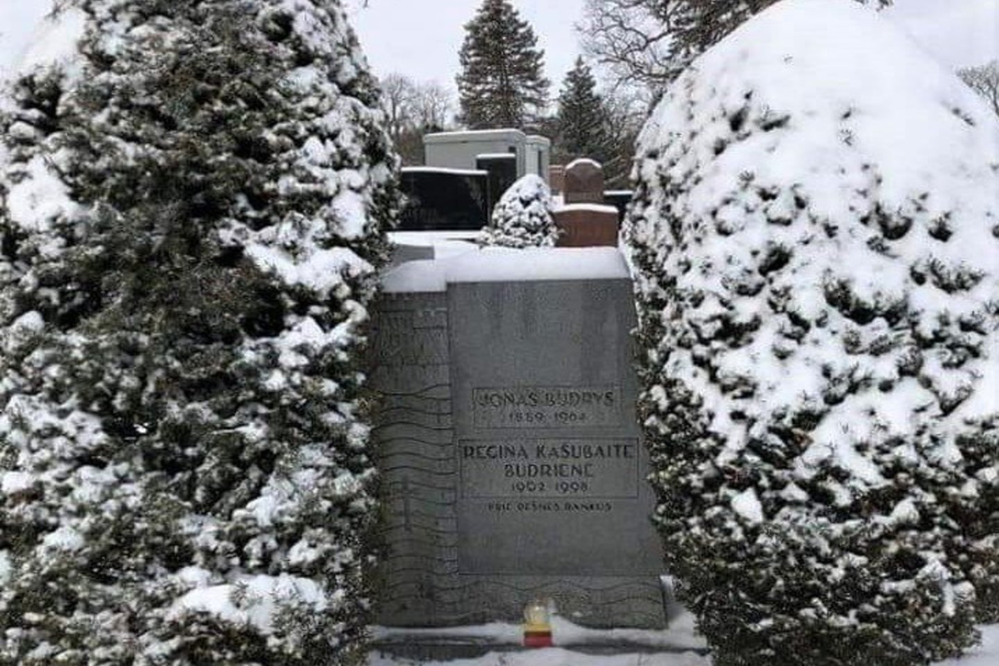 J.Budrio ir jo žmonos kapas Čikagos lietuvių kapinėse.<br> E.Lukoševičiaus nuotr.