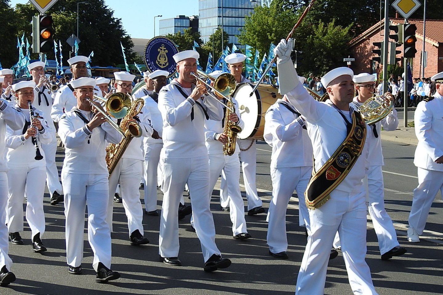 Per Jūros šventę uostamiestį lietuvišku maršu "Valio, Klaipėda" pasveikino JAV karinių jūrų pajėgų Europos ir Afrikos orkestras. <br> G.Pilaičio nuotr.