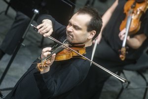 Stradivariaus smuiku griežusį lenkų virtuozą Filharmonijos publika išlydėjo ovacijomis