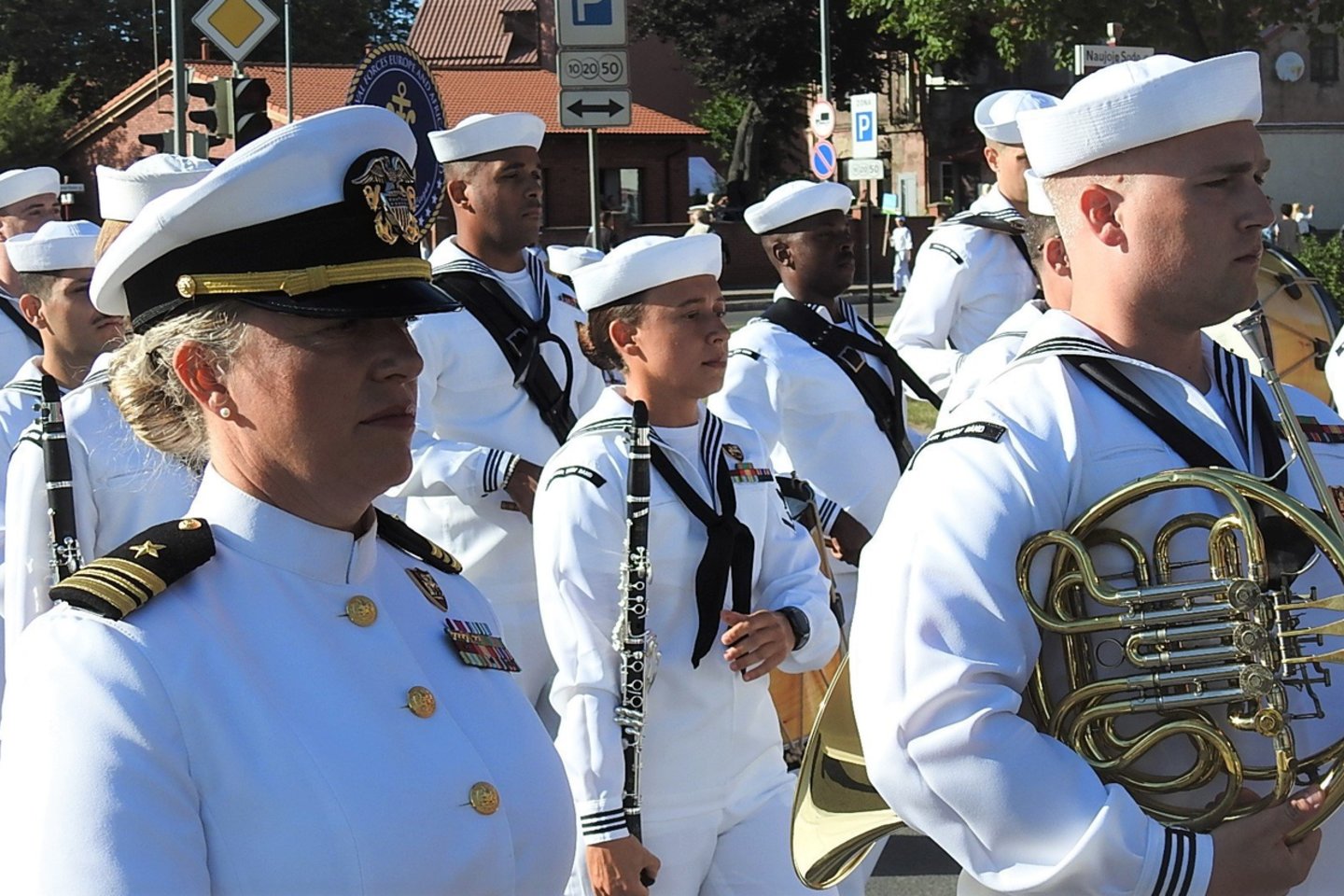 Lietuviško maršo ritmu žengė JAV karinių jūrų pajėgų orkestro muzikantai.<br>G.Pilaičio nuotr.