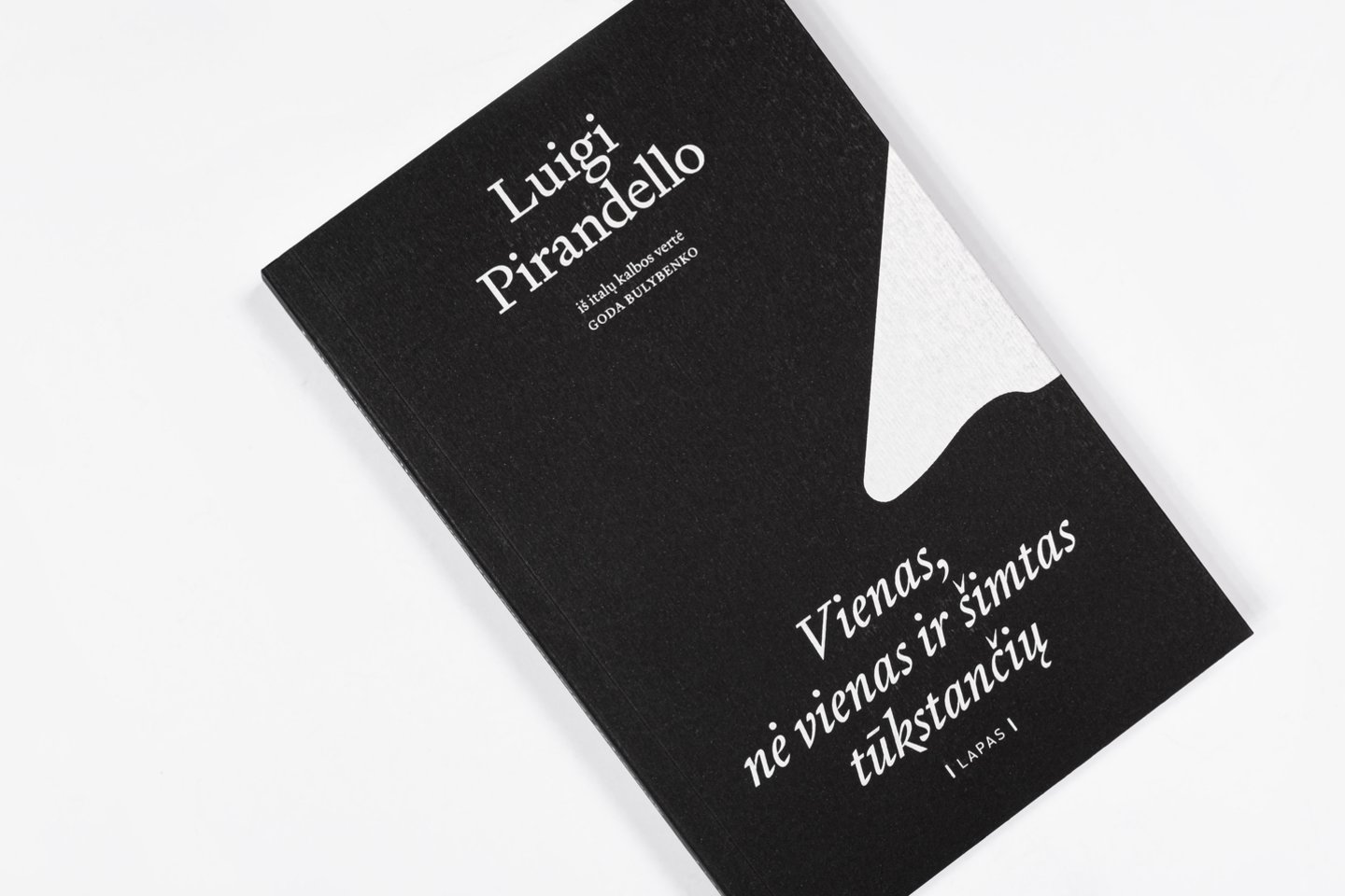 L.Pirandello „Vienas, nė vienas ir šimtas tūkstančių“ lietuvių kalba išleido leidykla LAPAS.<br>Leidėjų nuotr.