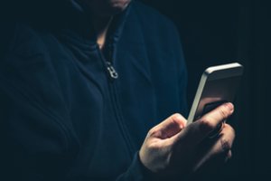 Pagalbos ranka sukčių apgautiems gyventojams: kaip neprarasti santaupų?