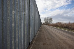 Graikija tikina, kad tvoros stabdo migrantus, ir ragina ES finansuoti jų statybą