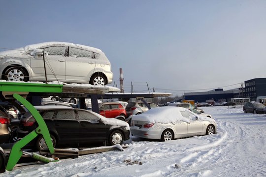 Išbrangę automobiliai lietuvius vėl verčia dairytis senesnių, bet kiek pigesnių transporto priemonių.