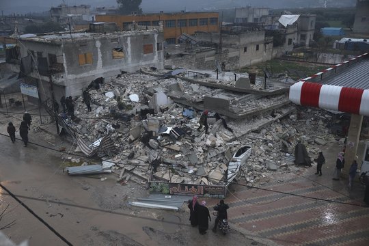 Turkijai smogė 1700 aukų pareikalavęs žemės drebėjimas: tęsiamos griuvėsiuose įstrigusių žmonių paieškos