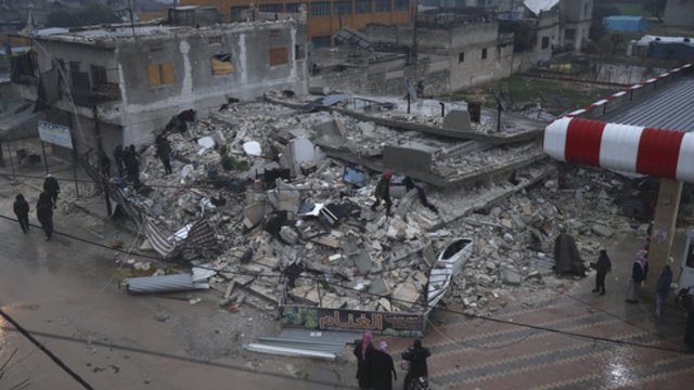 Turkijai smogė 1700 aukų pareikalavęs žemės drebėjimas: tęsiamos griuvėsiuose įstrigusių žmonių paieškos