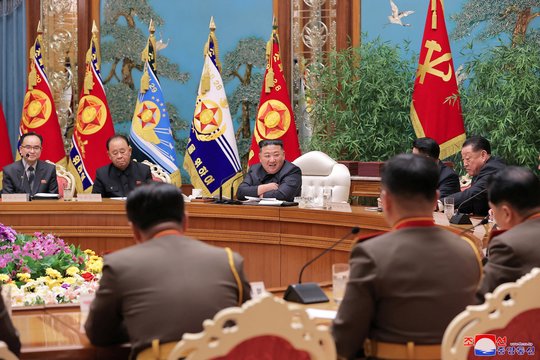 Šiaurės Korėjos lyderis Kim Jong Unas pirmininkauja kariniam susitikimui.